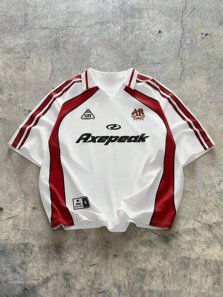 

Мужская белая поло-футболка с красными полосками, коротким рукавом и графическим принтом