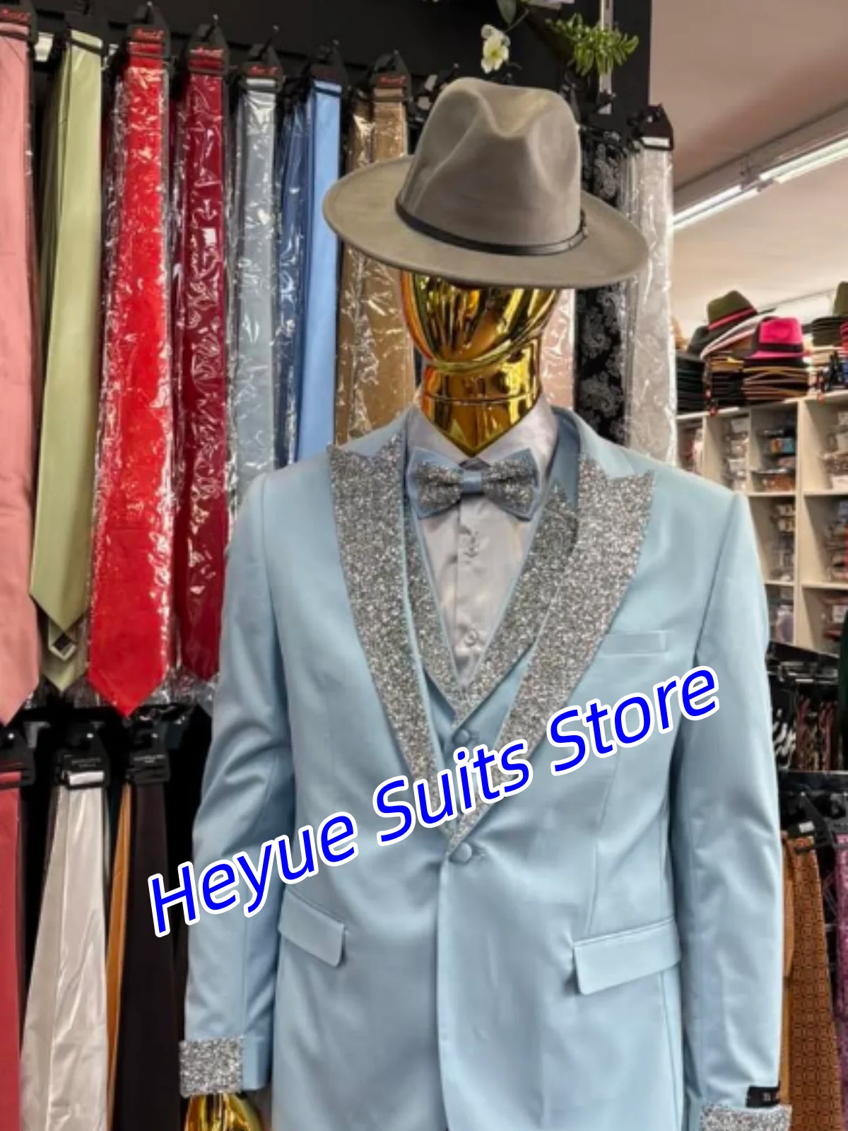 

Элегантные мужские свадебные смокинги с блестящими пик-лапельными пуговицами, индивидуальный пошив, приталенный крой, комплект из 3 предметов, для торжественных мероприятий.