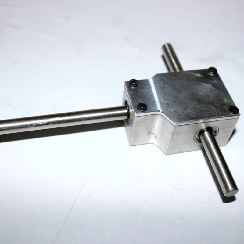 

Reversing Angle for Spiral Bevel Gear Box Small Reduction Ratio 1:1-Shaft D: 8MM 90 Degree