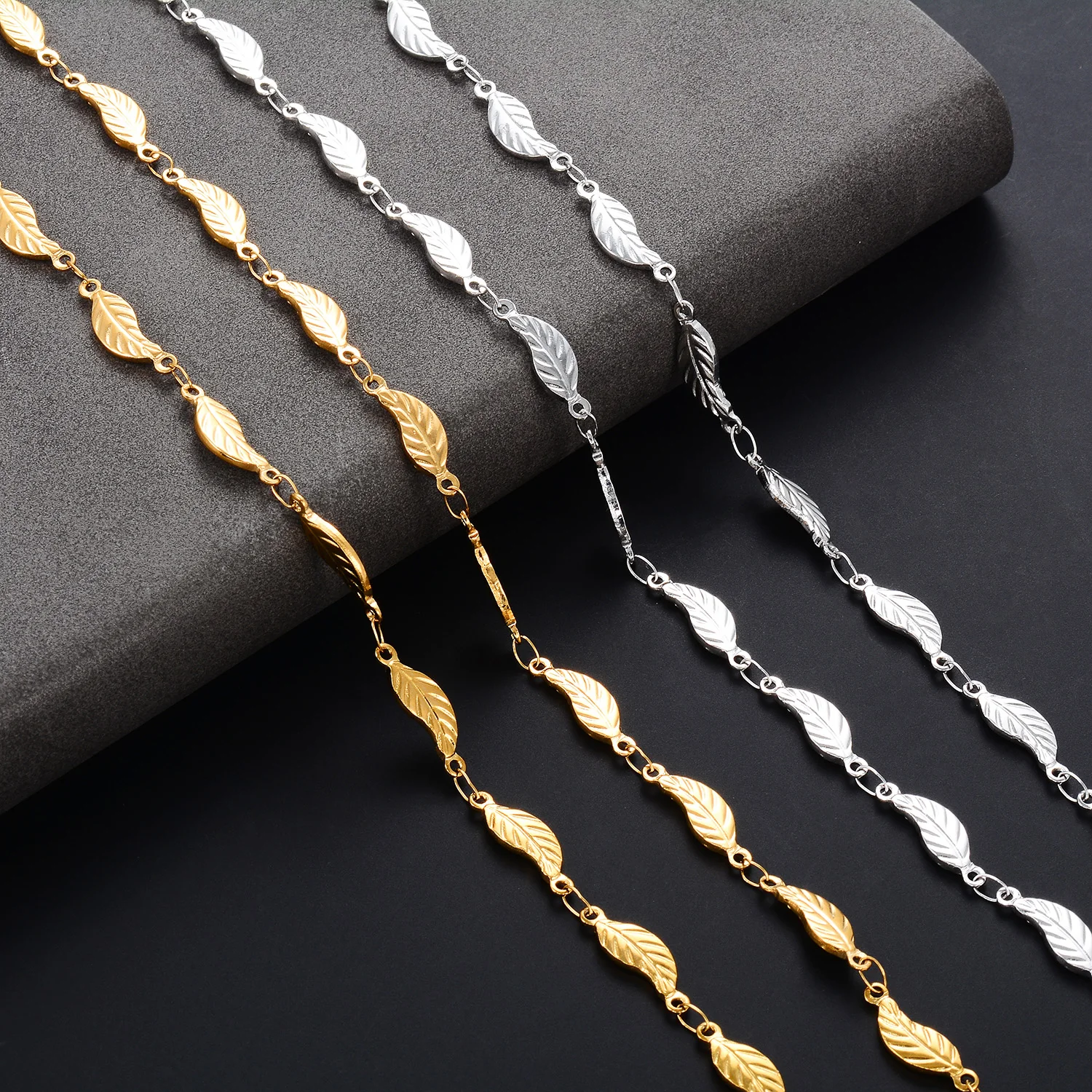 Halskette aus Edelstahl mit geprägten Blättern, versilberte Choker-Metallkette für Frauen und Mädchen – Detail 1