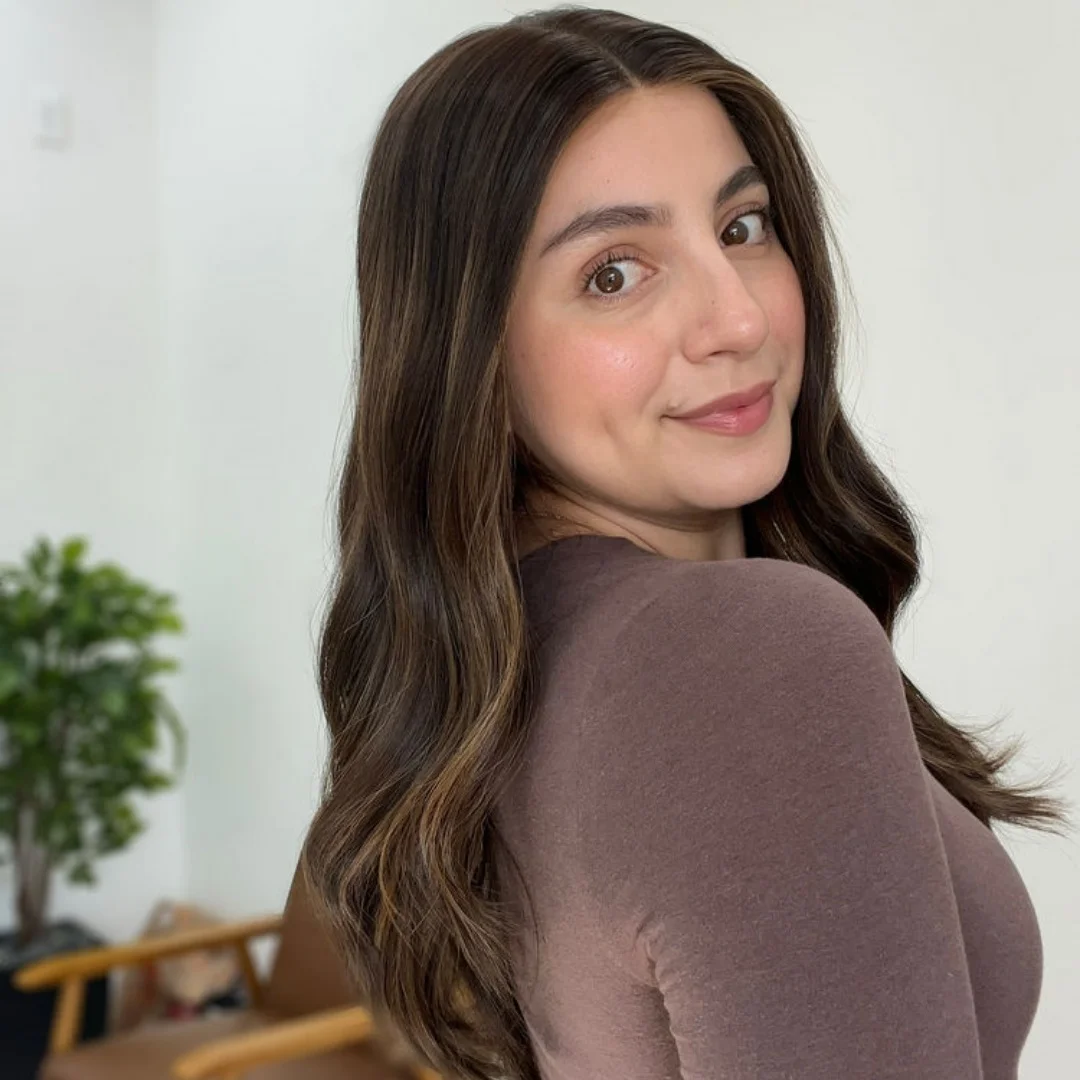 

Шоколадно-коричневые синтетические кружевные верхние парики, смешанные цвета, длинная длина, свободная волна, реалистичный вид, естественная линия волос, волокно премиум-класса