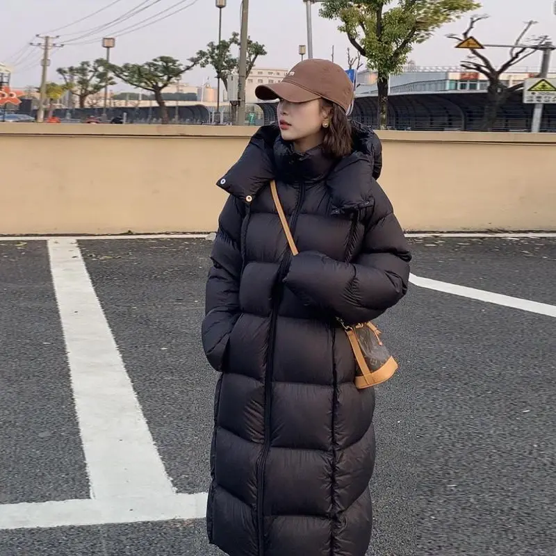 جاكيت شتوي جديد منفوخ بتصميم كوري فضفاض وعصري، معطف طويل سميك من ريش البط الأبيض مع غطاء للرأس مقاوم للرياح