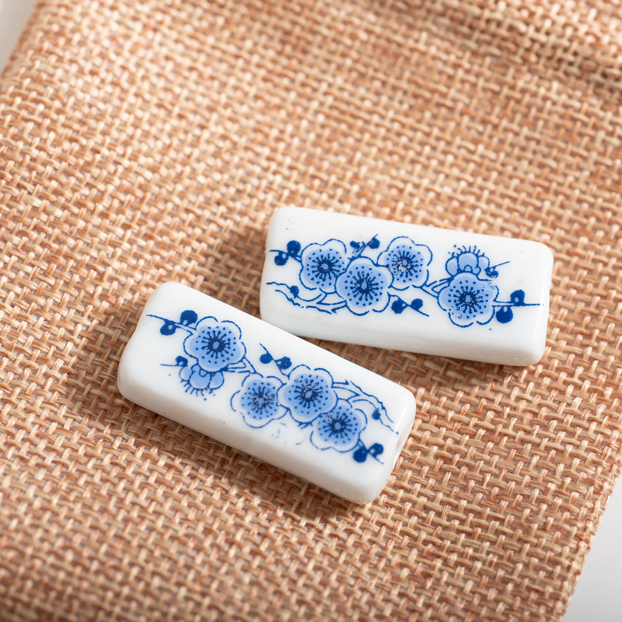 الأزرق والأبيض زهر الخوخ السيراميك الخرز بلاط شكل DIY بها بنفسك صنع المجوهرات الاكسسوارات خمر الخزف قلادة خزر عازل #2