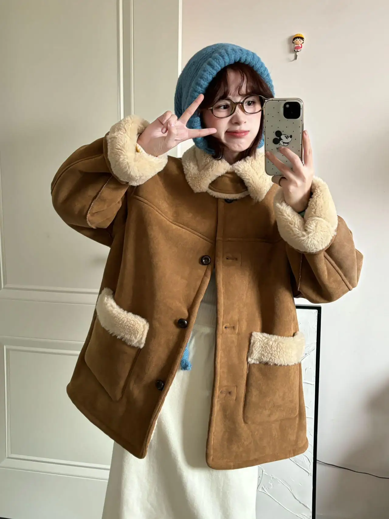 A new eco-friendly faux fur all-in-one lambskin coat for women to wear on both sides in winter