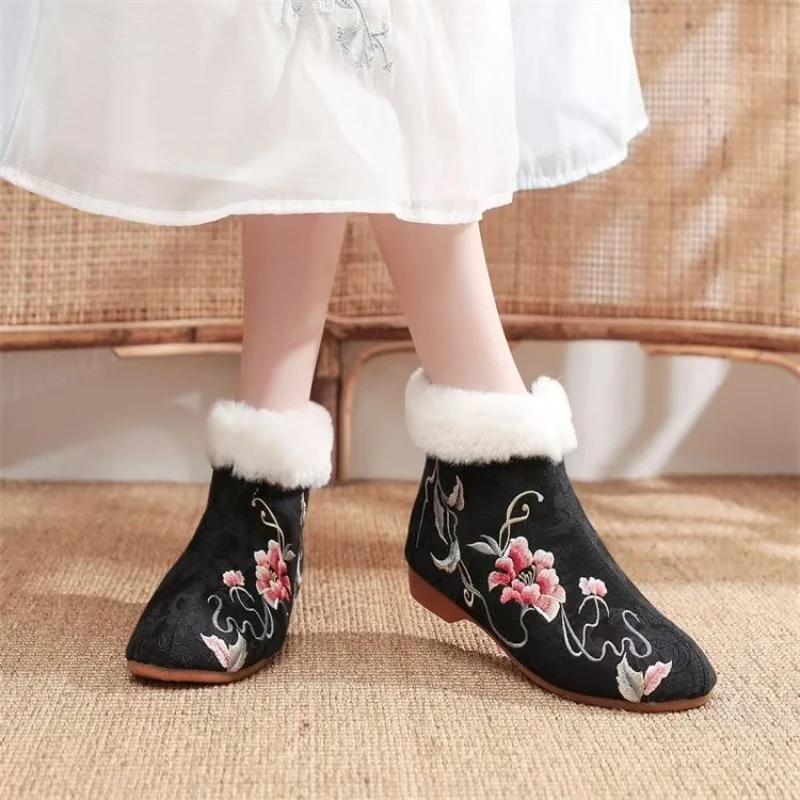 Bottes de neige hautes en coton brodé pour femmes, style ethnique, semelle souple, peluche, talon bas chaud, fermetures à glissière Hanfu, hiver, nouveau