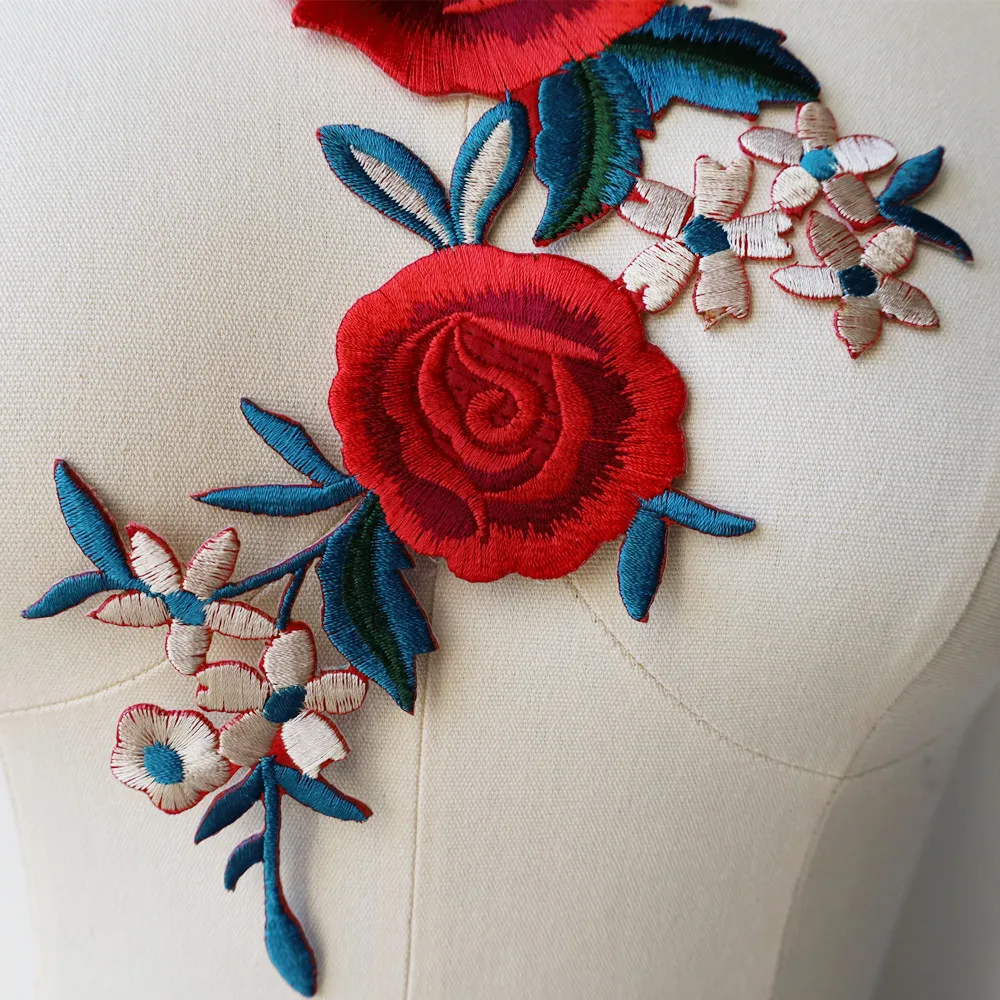 Fiori di rosa rossa foglie Patch di ferro cucire su Applique distintivi per vestiti borse scarpe abito da sposa colletto abito decorazione fai da te