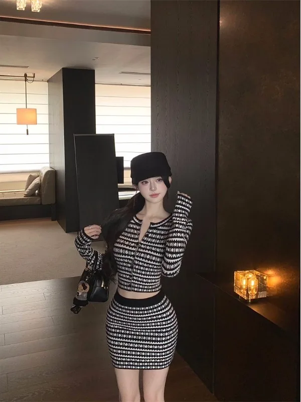 

Комплект в стиле Small Fragrance: полосатый кардиган с V-образным вырезом и длинными рукавами, женская юбка-обертка в стиле Spicy Girl, короткая юбка.