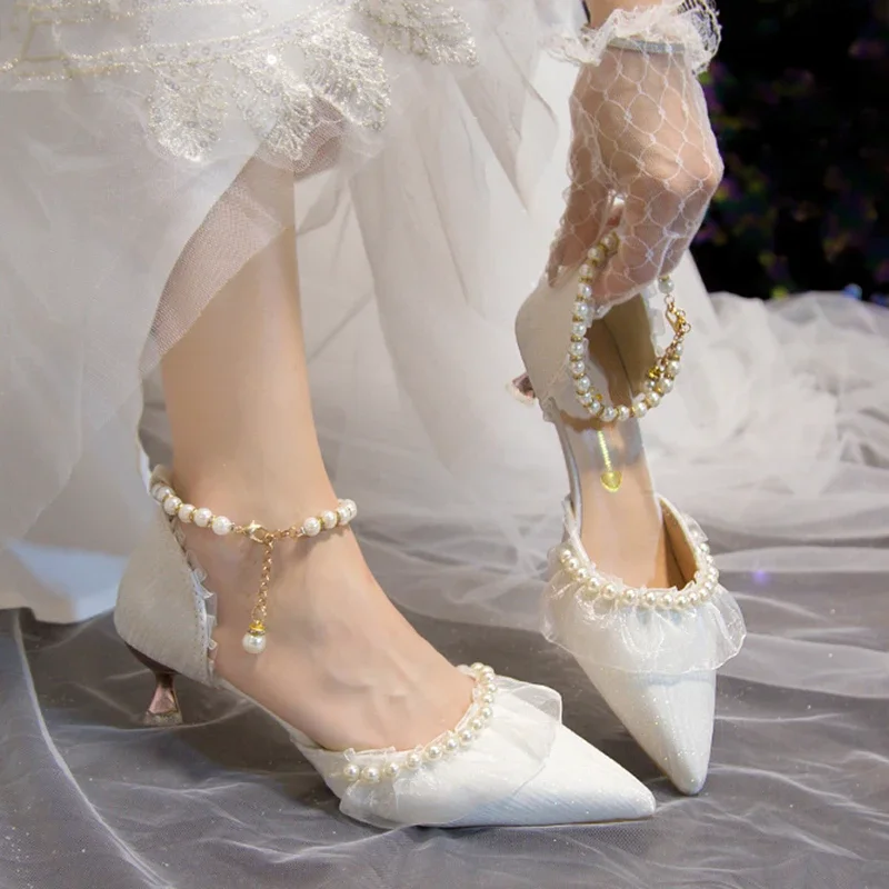 Luxuriöse Seidenweiße Hochzeitsschuhe für Damen 2023 Sommer Perlen-Knöchelriemen High Heels Pumps Spitze Damenschuhe mit Absatz