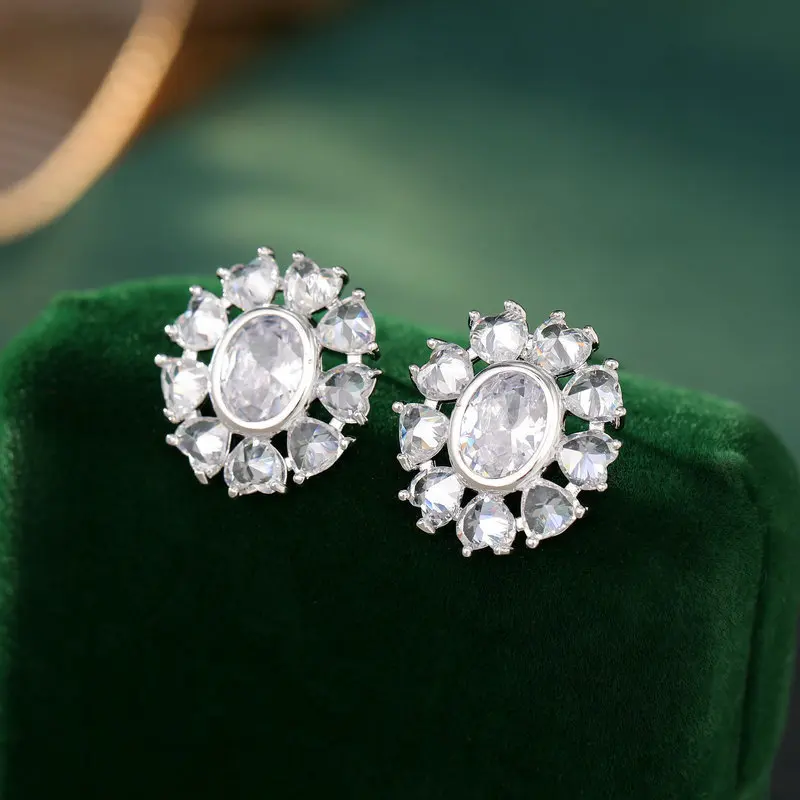 

Овальные серьги-гвоздики в форме сердца с микроинкрустацией цирконом — это супер блестящие, изысканные, универсальные и модные серьги.