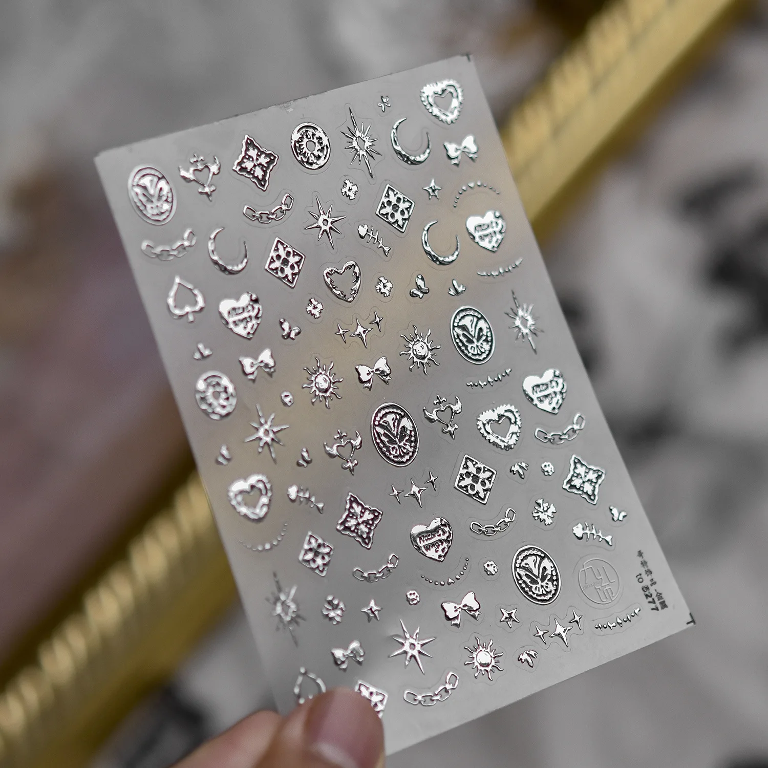 Schwarze und Rosa Schleifen-5D-Nagelaufkleber: Kreuz, Musiknoten, Herzschloss, Riemen, Spitze, Polka Dots, Flügel, Herz – Selbstklebende Maniküre-Sticker – Detail 11