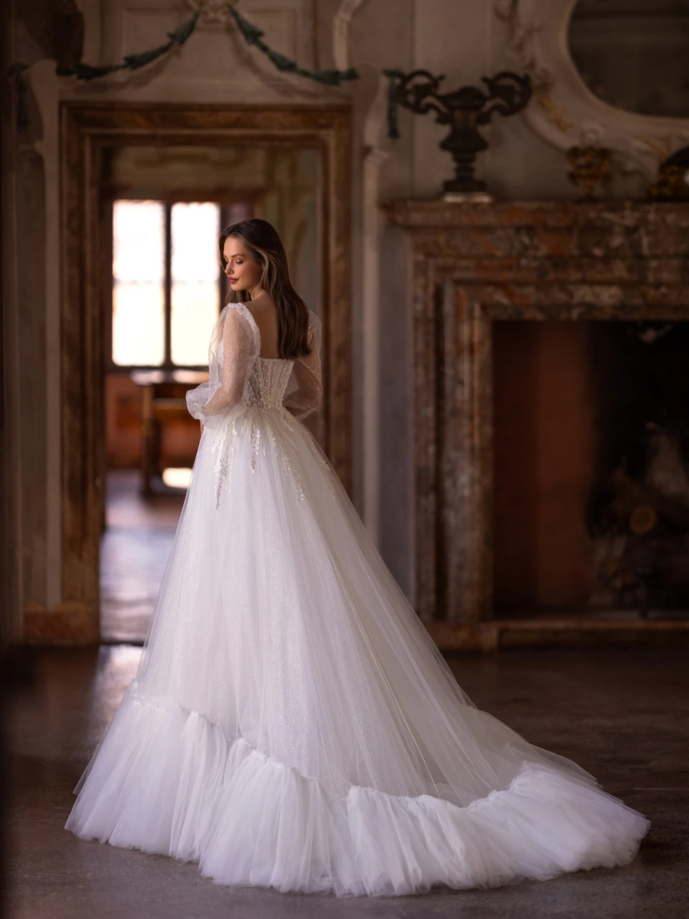 Vestido romântico da noiva do pescoço do querido, lantejoulas brilhantes, vestido de casamento das pérolas, apliques graciosos do laço, vestido nupcial