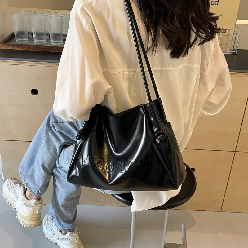 High Quality Exquisite Cloud Underarm Bag For Women 2024 New Large Capacity Fashion Commuter Bag Single Shoulder Tote Bag