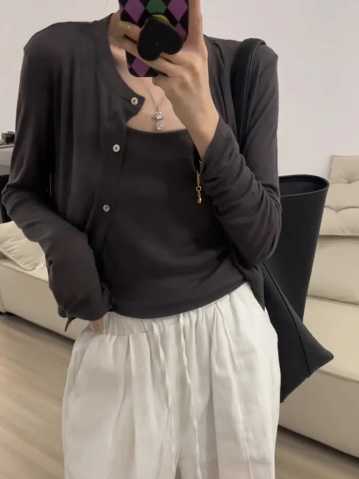 

Модный повседневный женский комплект из двух предметов: кардиган на бретелях и элегантный топ с брюками. Новинка осени 2024.