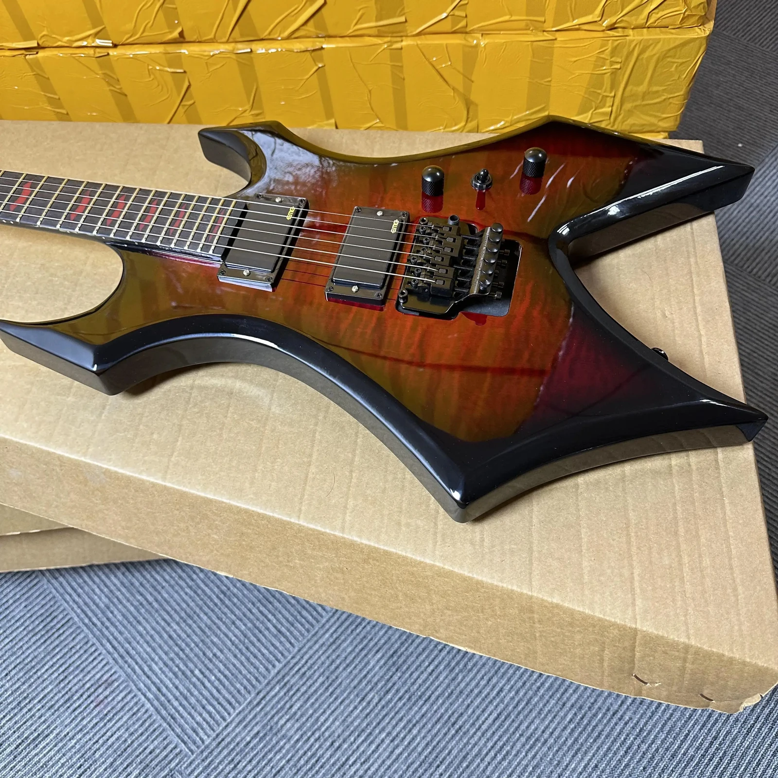 

Новая гитара 2026 года с черным и красным корпусом с тигровым узором и элементами из палисандра