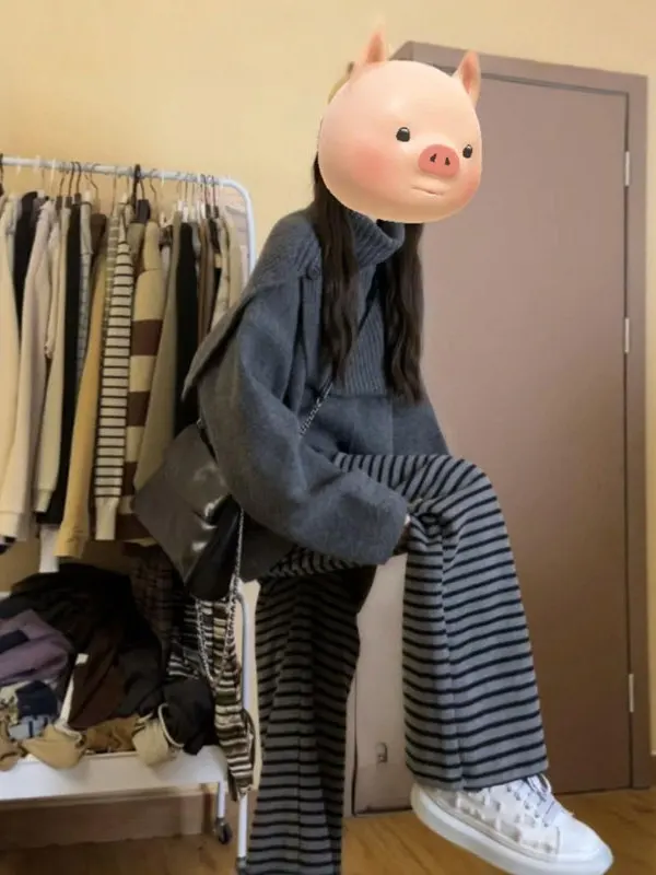 

Корейский комплект из вязаного шарфа с высоким воротом и полосатых повседневных брюк, удобный свободный крой, осенний сезон, женская одежда