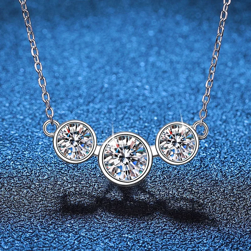 

Platinum PT95018k Gold Pendant, Moissanite Necklace, High-end Feeling, Three Princesses 2-carat D-color Moissanite Necklace