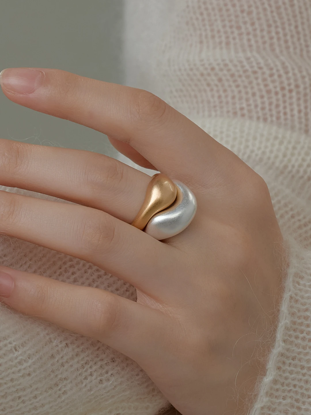 

Fanling Minimalist Geometric Color Collision Silver Ring for Women Simple Commuting Stacking Personality Open Finger Ring