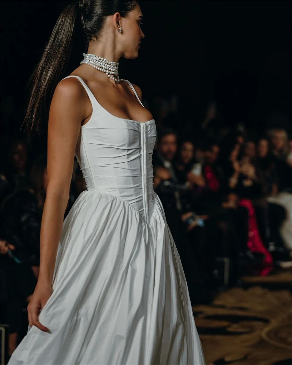 ชุดแต่งงานแบบสายเดี่ยวสีขาวสั่งตัดจากโตเกียว แขนกุด ซิปหลัง ทรงเอไลน์ พร้อมชายกระโปรงยาวแบบคอร์ทเทรน ปี 2025