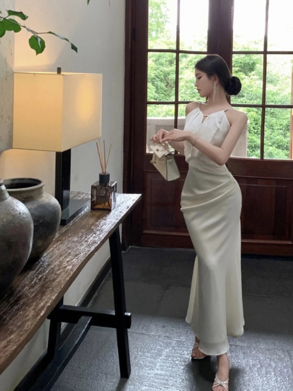 Vestido Longo de Cetim Sedoso com Alças Finas Branco Ele Formal Ocn Sensação Premium Feminino Elegante