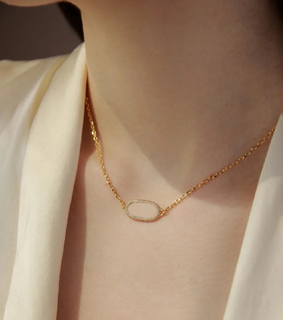 

Elegant Gold Oval Pendant Necklace for Women with Crystals Minimalist Fashion Jewelry Dainty Chain Accessory