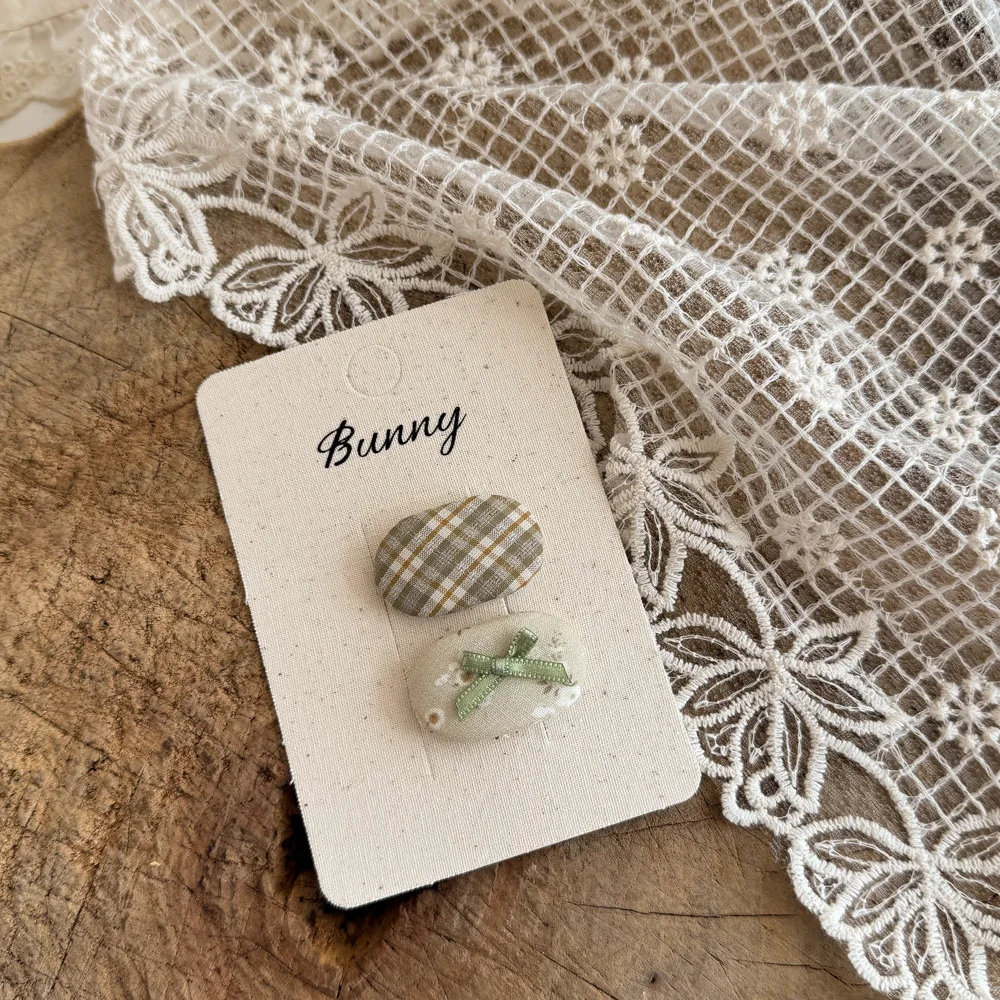 

Набор из 2 заколок-бантиков в корейском стиле с клетчатым узором, мягкие заколки-невидимки для девочек, милые детские заколки для челки, нескользящие аксессуары для волос для малышей