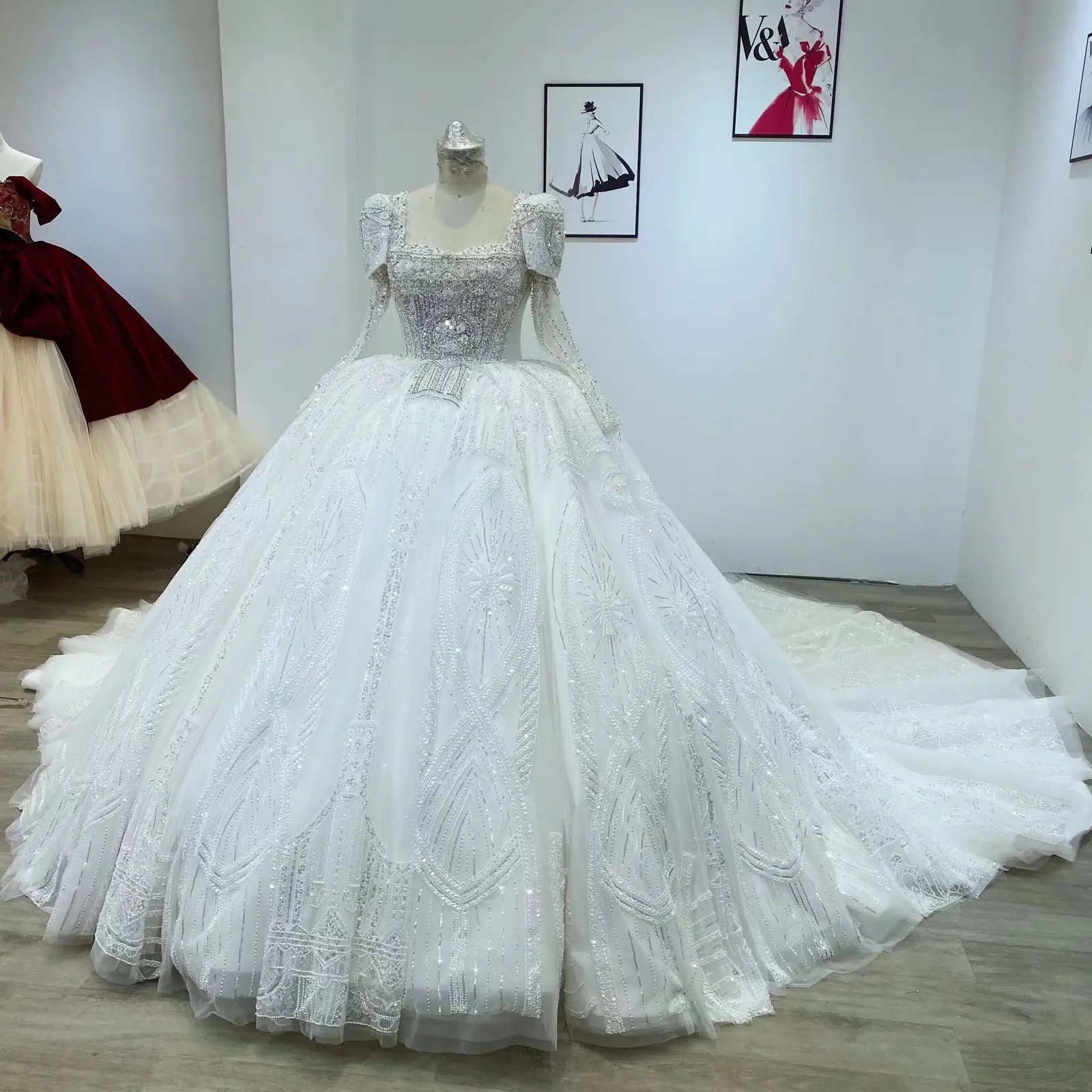 

Princess Luxurious Ball Gown Wedding Dresses Bateau Neck Long Sleeves Appliques Ruffles Sequins Floor Length Robe de mariée