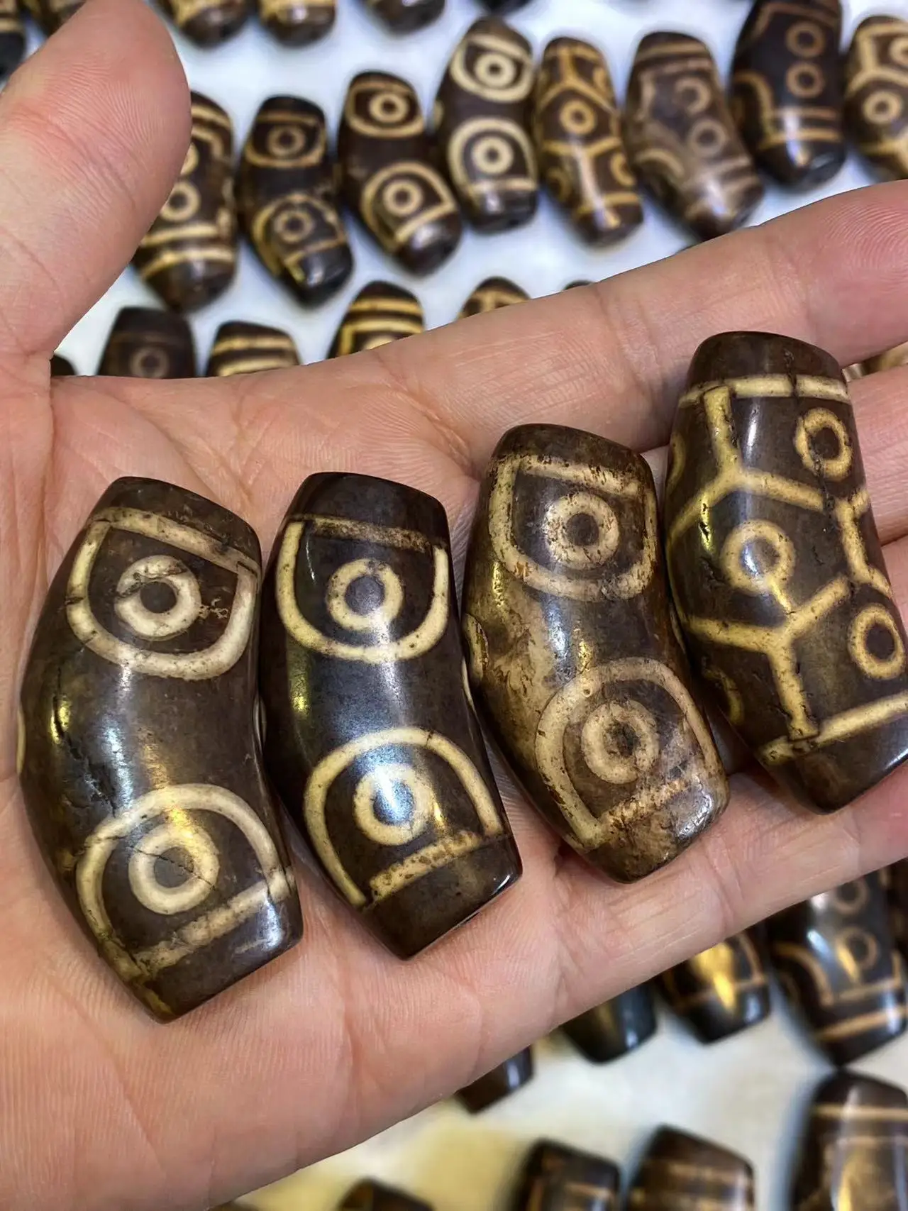 

1bag/lot Natural Agate Dzi Necklace Pendant Pendant loose beads wholesale horn-shaped ancient beads Collectible Ethnic style