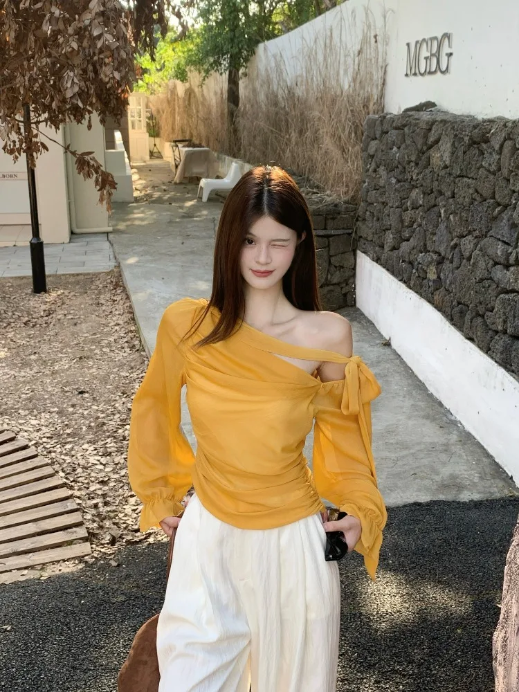 

Желтая рубашка без бретелек в корейском стиле с наклонным воротником для женщин, новинка 2025, сказочная тонкая короткая тонкая блузка, шикарный дизайн, топы с длинными рукавами