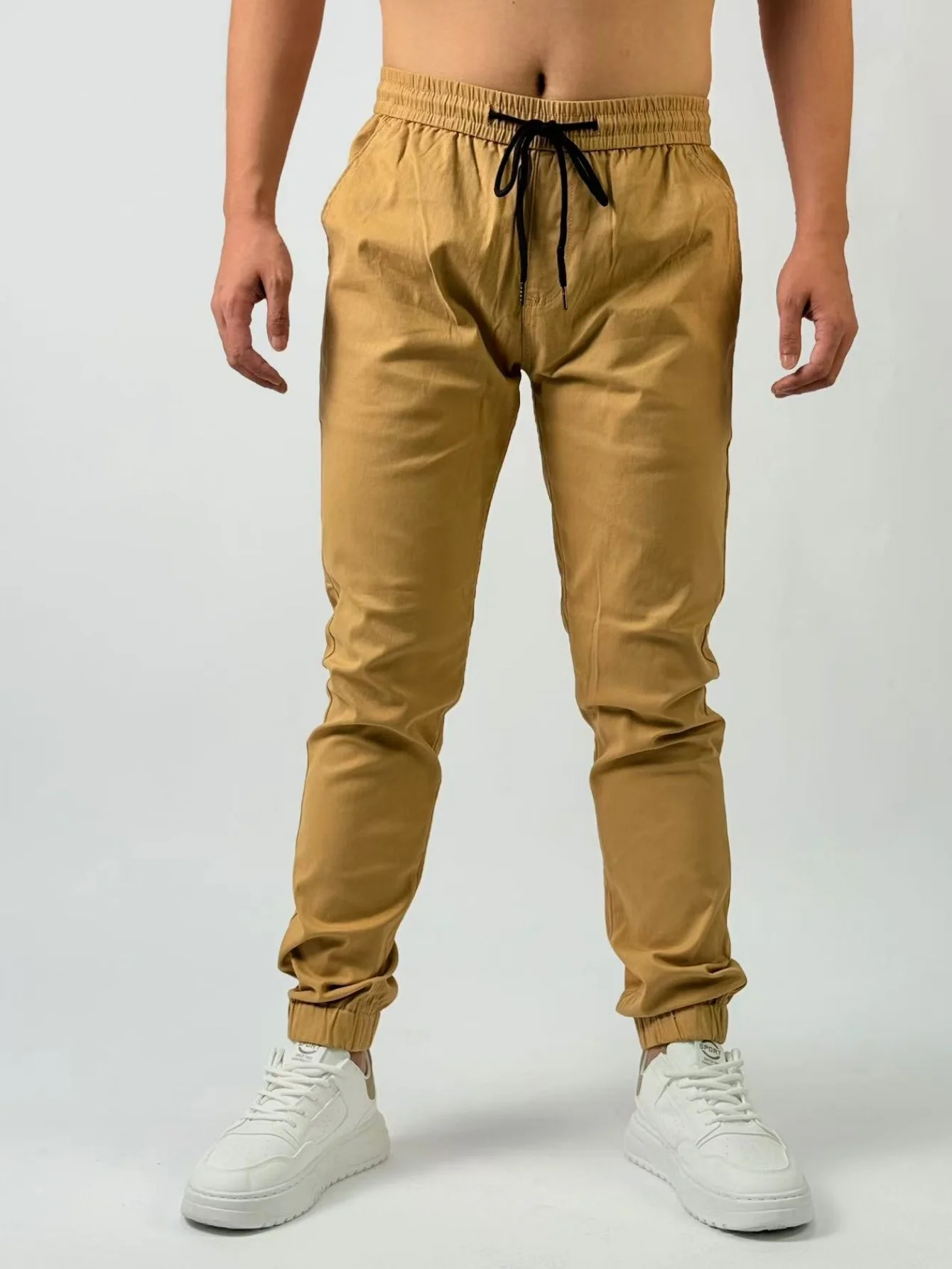 

Мужские повседневные брюки цвета хаки KING JEANS с эластичным поясом и шнурком. Подходит для делового и офисного ношения.