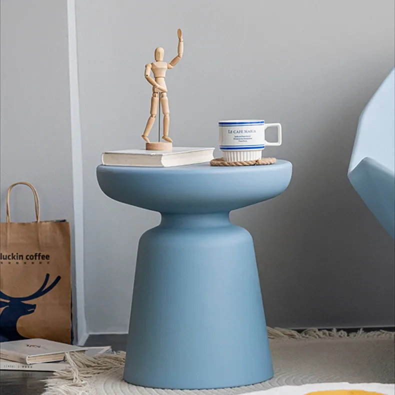 طاولة قهوة مستديرة من البلاستيك الشمالي، غرفة معيشة بسيطة وحديثة ومبتكرة، وطاولة مستديرة لنافذة الخليج وشرفة بجانب السرير