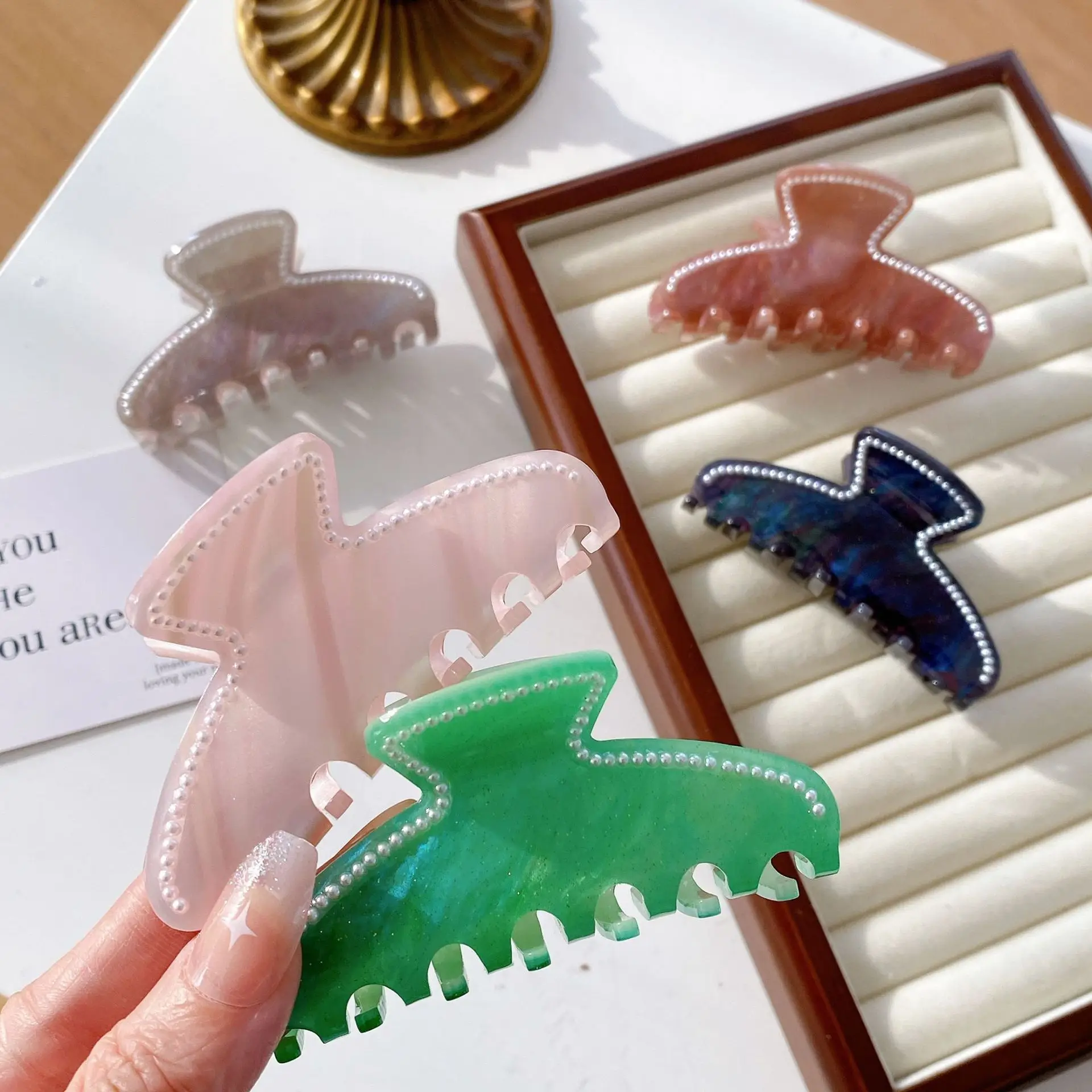 New Creative Design 8.2cm Medium Geometry Shape Hair Clip Claw Fashion Pearl Acrylic Shark Clip Hair Accessories