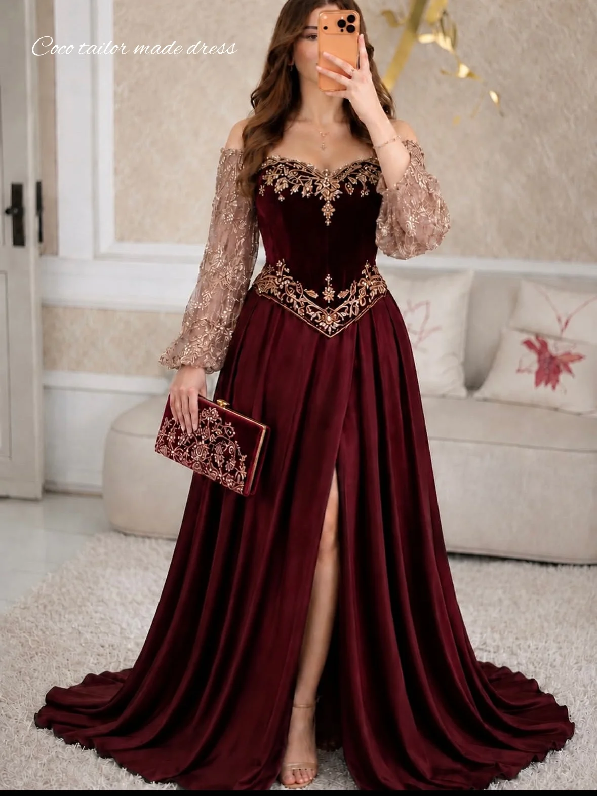 Elegantes Burgunderrotes Samt-Abendkleid mit Goldstickerei, Puffärmeln, hohem Schlitz, schulterfreiem Design, formelles Abendkleid nach Maß