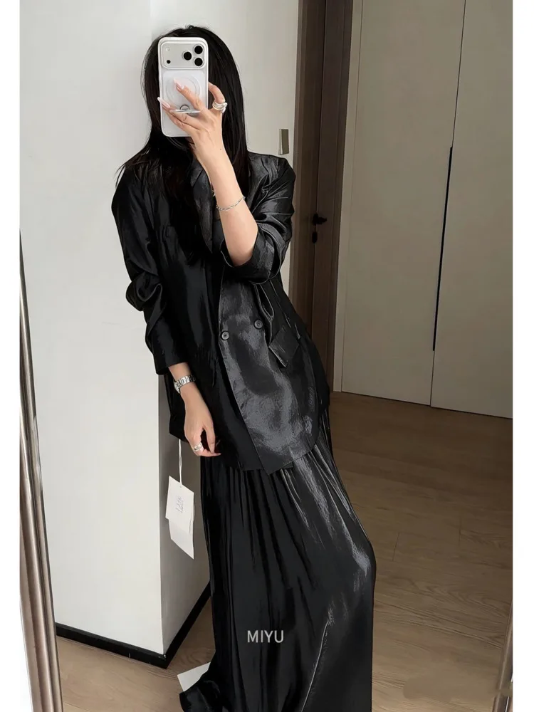 

Женский комплект DFDG: атласный блейзер с лацканами и двубортной застежкой, атласная юбка макси. Элегантный деловой модный комплект 2026 года.