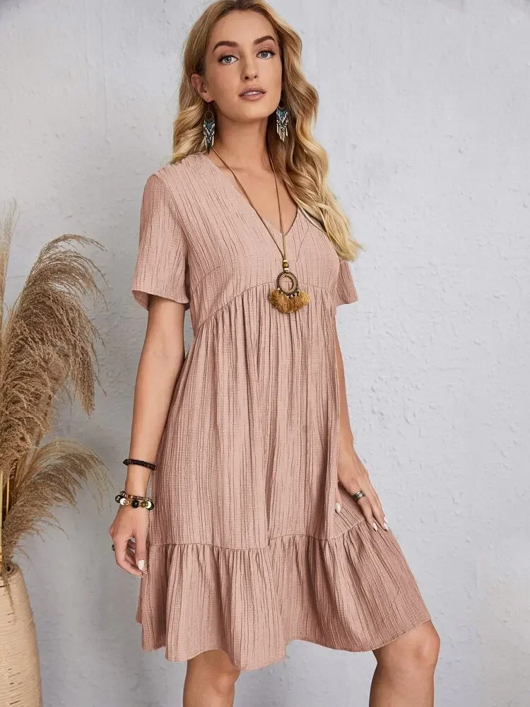 Elegantes Damen-Minikleid mit V-Ausschnitt und kurzen Ärmeln, einfarbig, locker geschnitten, mit Rüschensaum, lässiges Boho-Sommerkleid für den Urlaub am Strand. – Detail 9