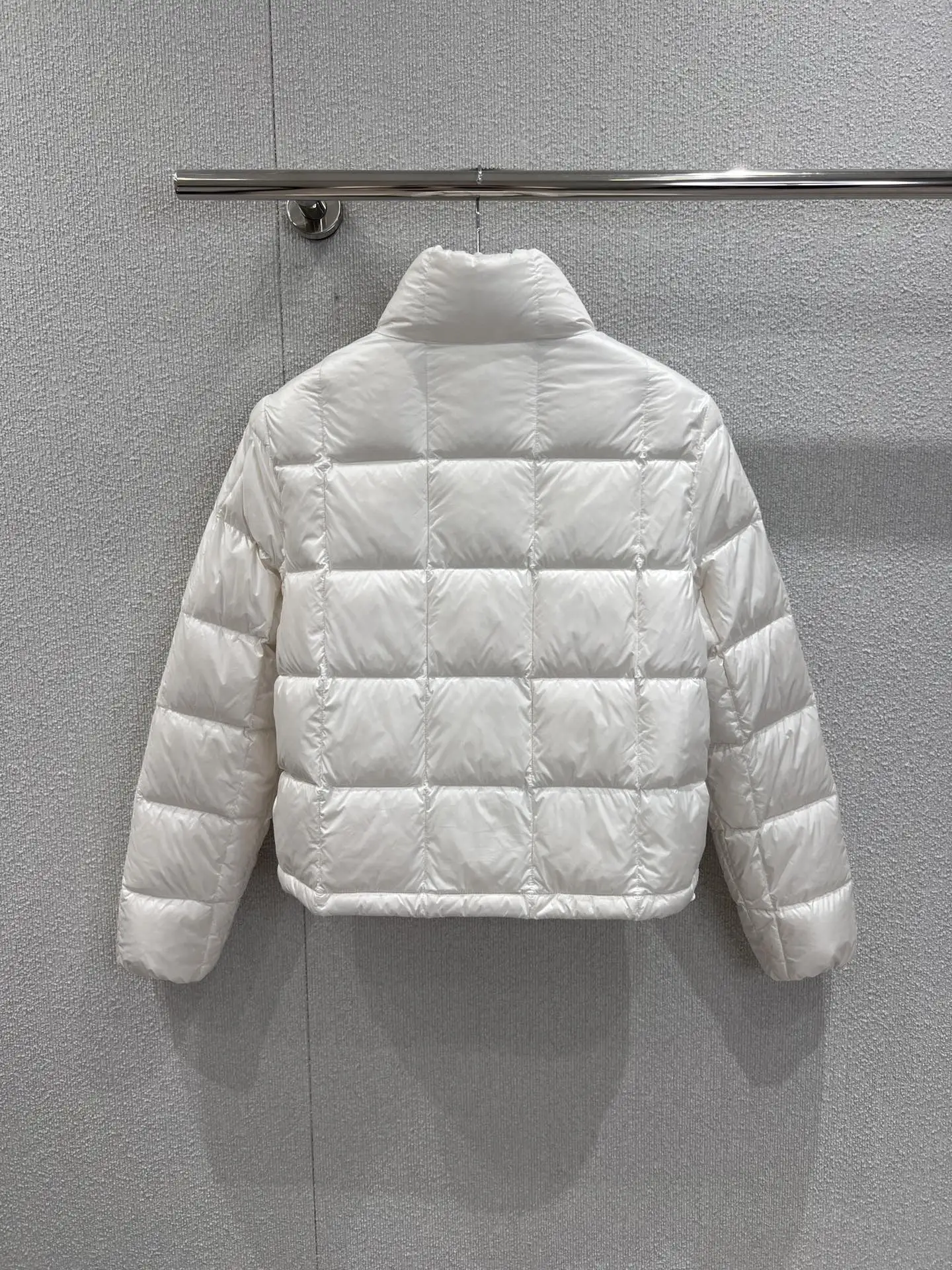 Single-breasted down jacket - sleek silhouette, featherlight warmth, effortlessly pairs with outfit. 2025 summer women's new hot