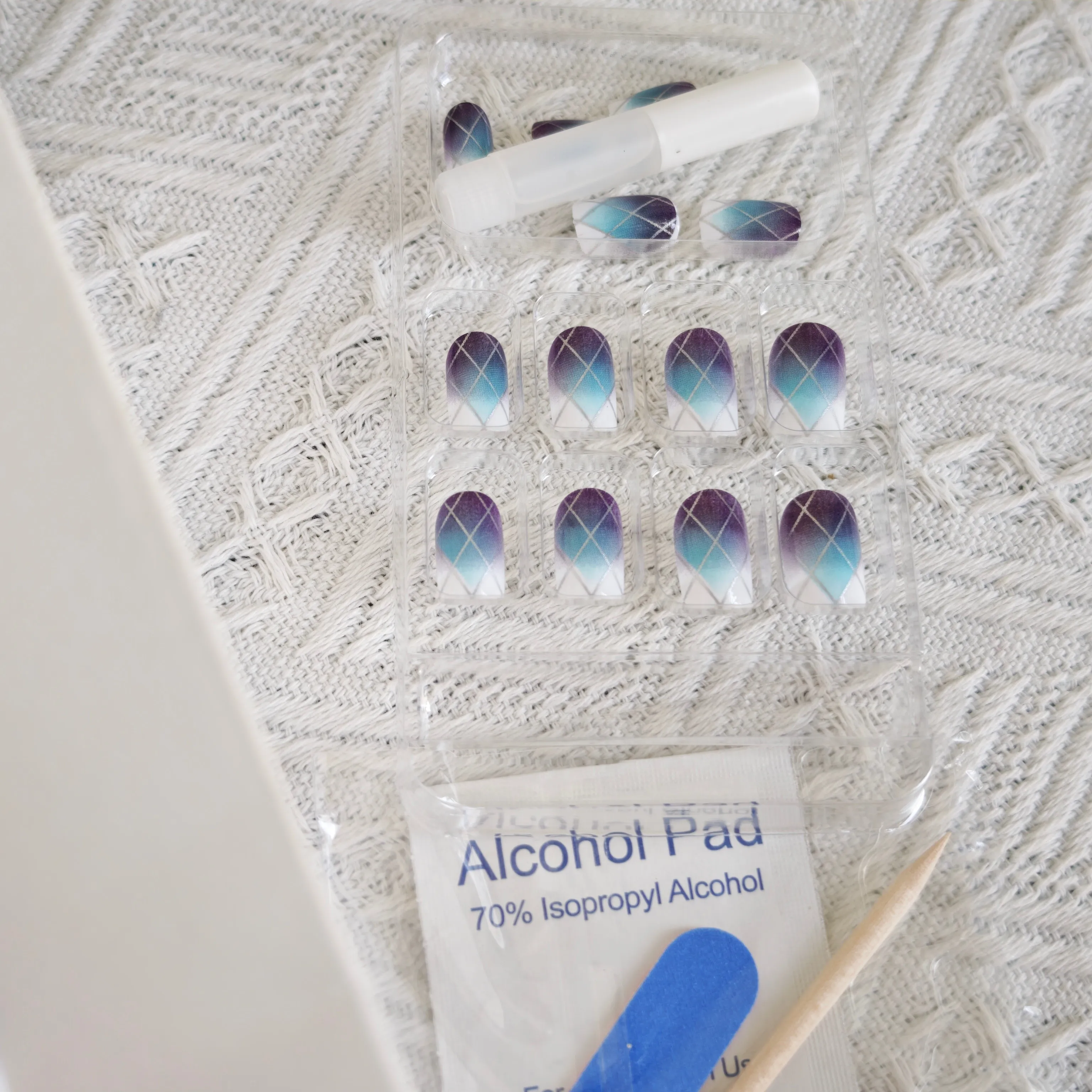 24 uñas cuadradas medianas con diseño de tablero de ajedrez azul y lavanda, juego de uñas postizas de estilo minimalista suave europeo para mujer