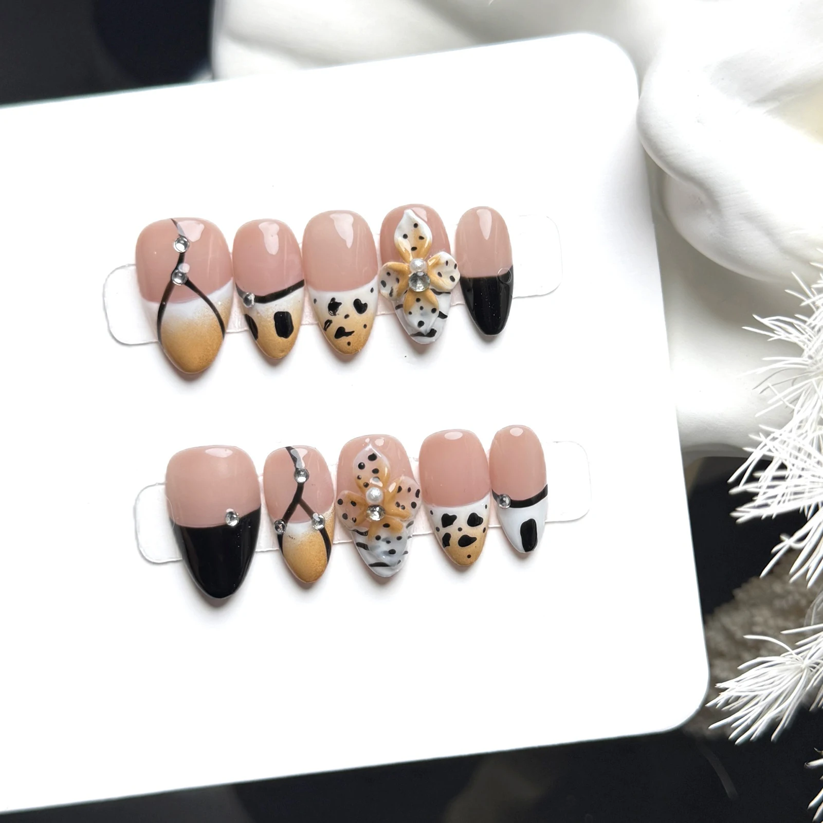 10pcs Short Almond Press on Nails Spicy Girls Leopard Print and Floral Design Handmade False Nails European Fashion Fake Nails