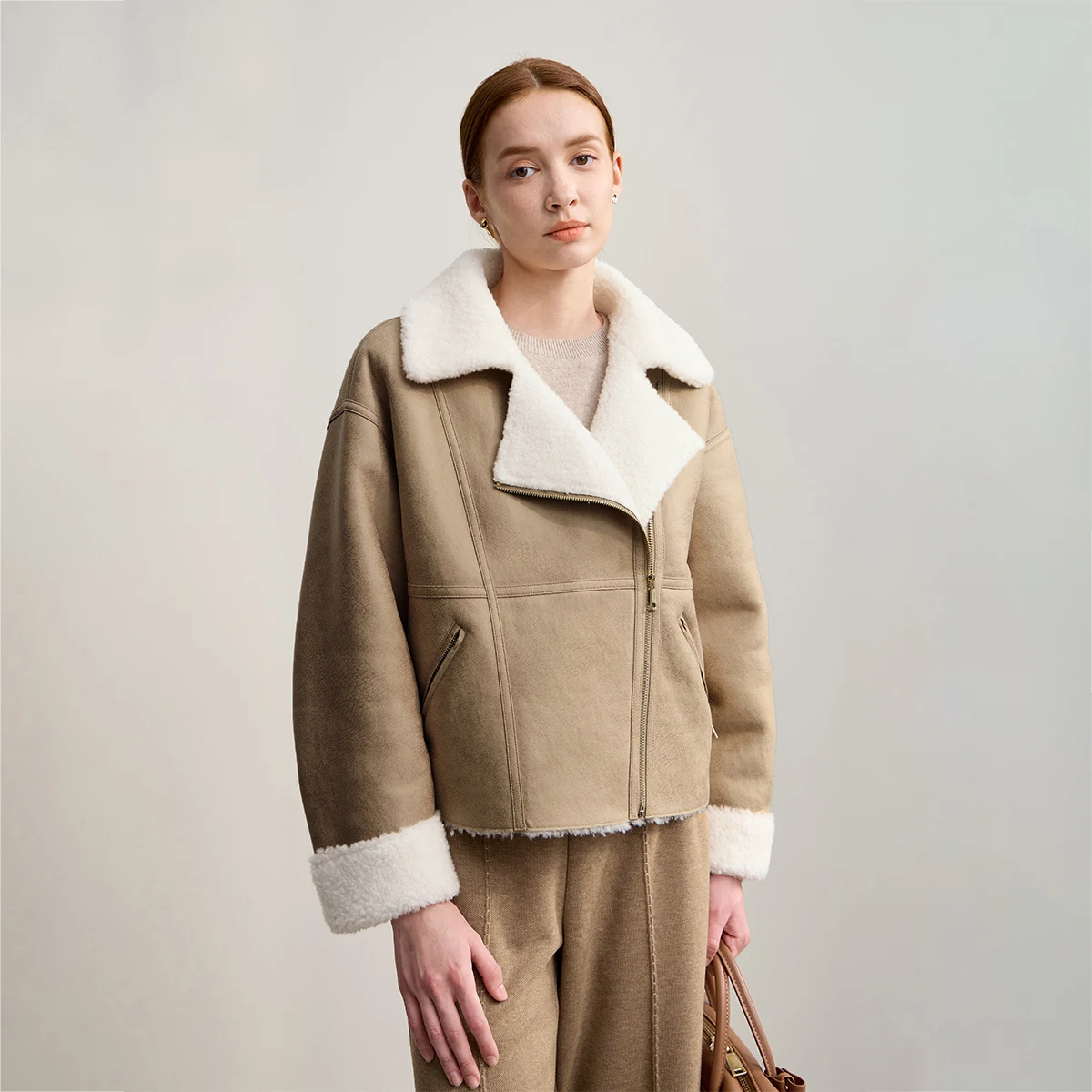 AMII معطف المرأة 2025 شتاء جديد دافئ جميع الصوف فضفاض معاطف الفرو امرأة طويلة الأكمام سستة الصلبة تنوعا سترة أعلى 12554001