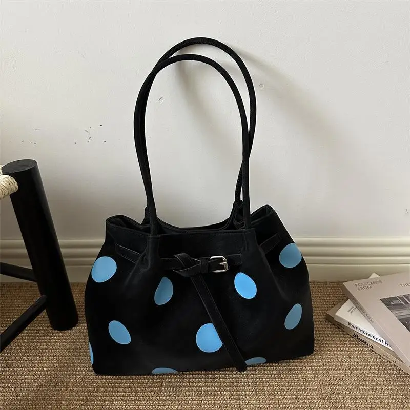 Gepunktete Schultertasche mit großer Kapazität und Schnallendesign für den täglichen Arbeitsweg und Einkauf. – Detail 7