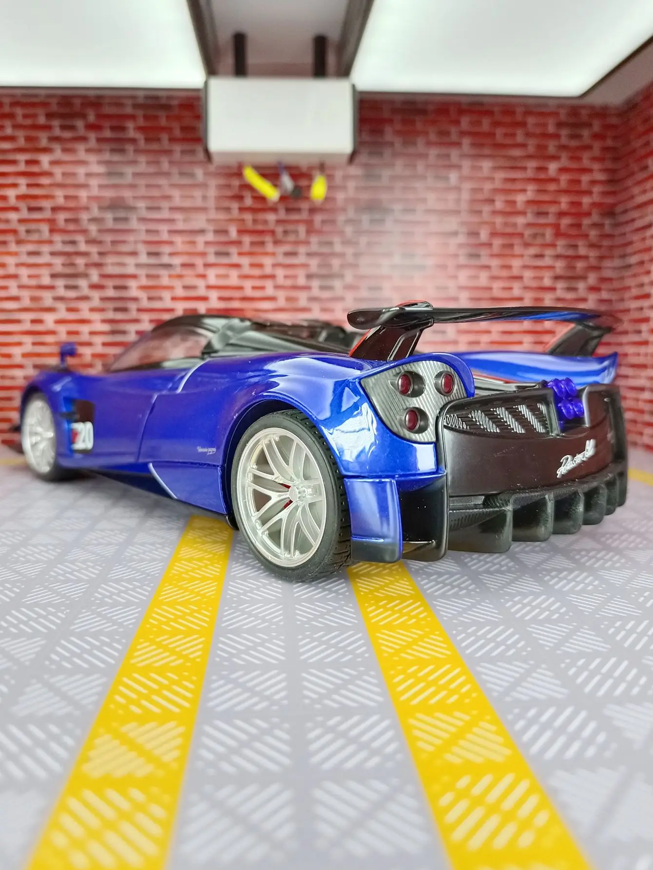 1: 18 Simulation Pagani Huayra BC Alloy Car Model Supercar Boy Sound and Light Open Door Toy Car Gift