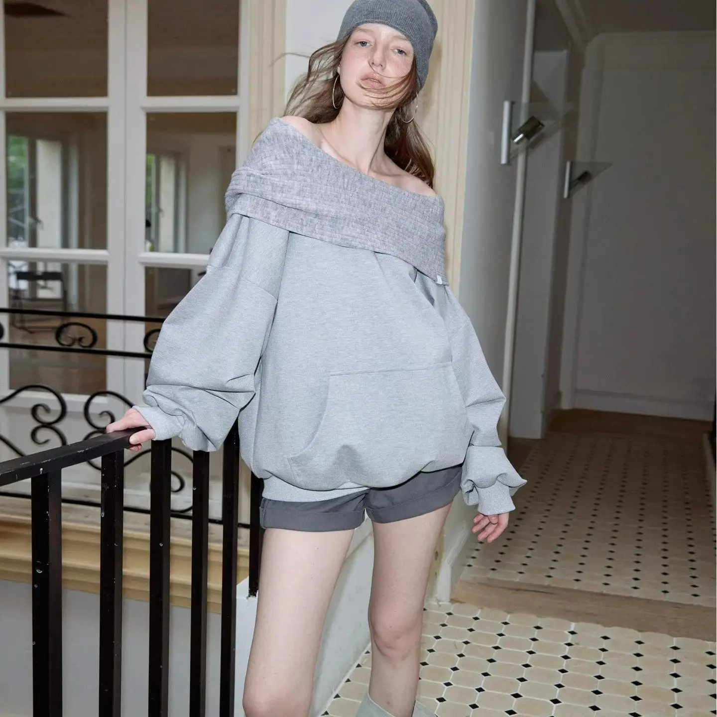 سترة نسائية بغطاء للرأس بدون أكتاف - بلوفر غير متماثل برقبة قارب، بلوزة Y2K فضفاضة بقلنسوة، بلوزة خريفية عصرية بكتف بارد