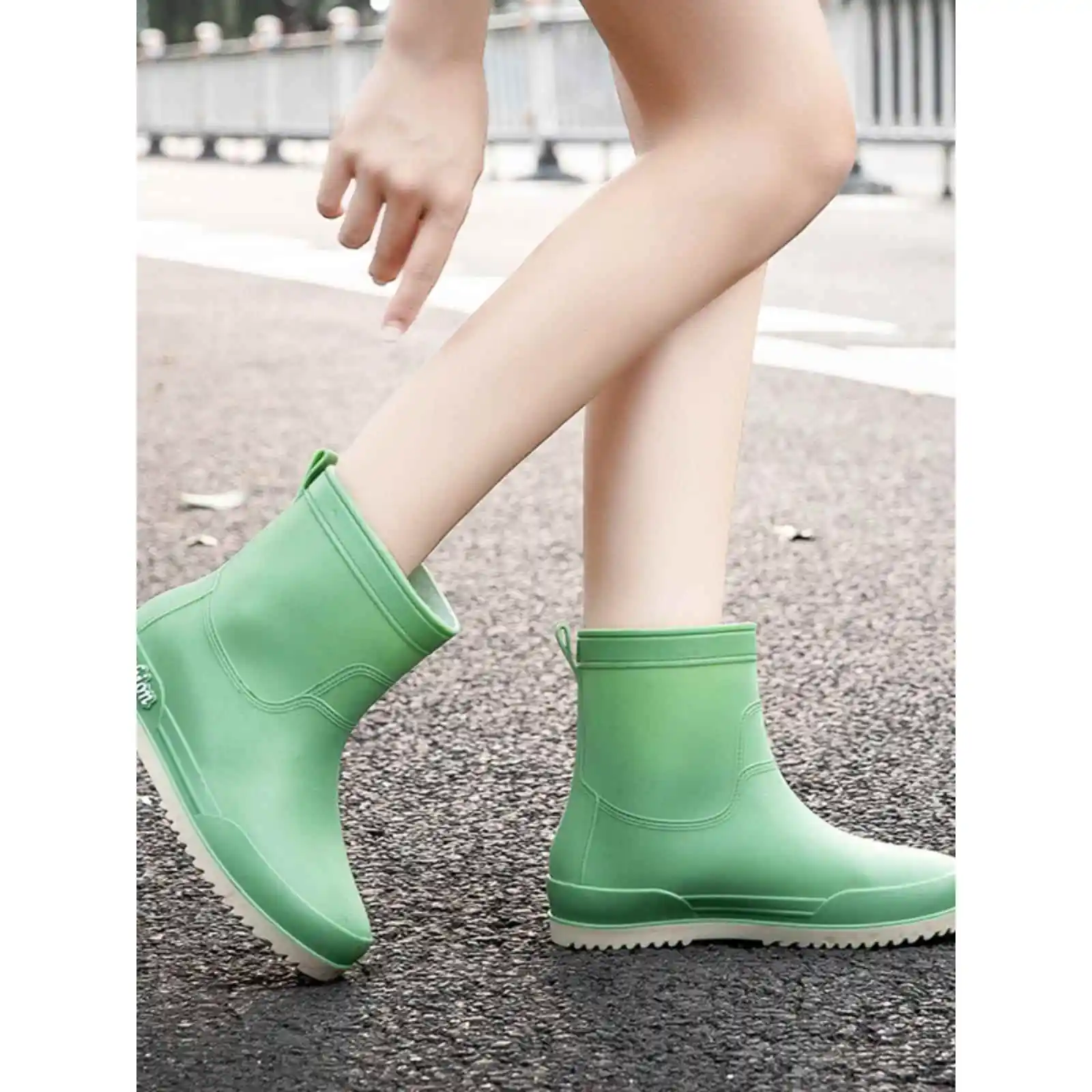 

Модные женские короткие резиновые сапоги: нескользящие, водонепроницаемые рабочие ботинки, милые водонепроницаемые туфли, уличные бахилы для женщин