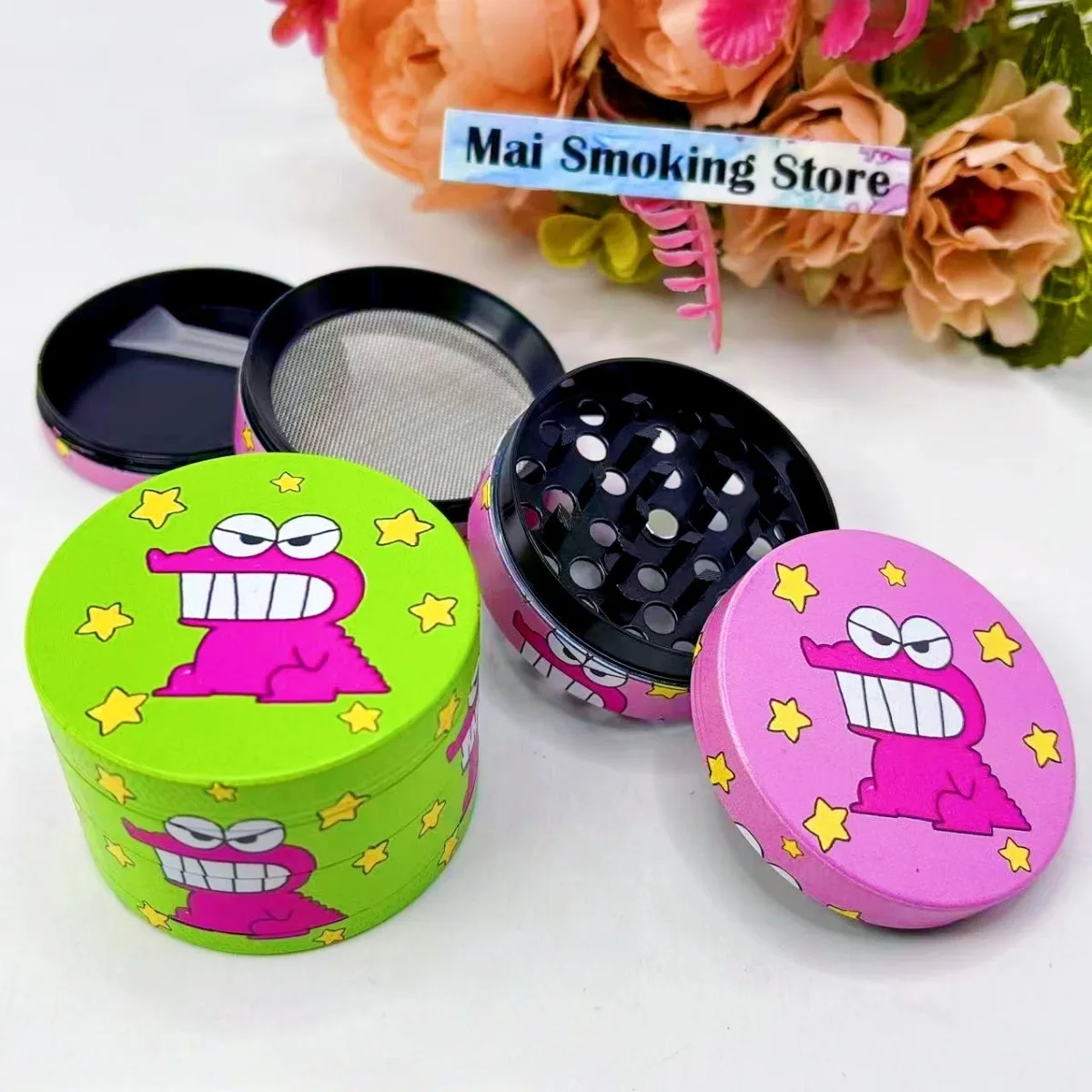 2インチ漫画風ハーブグラインダー、金属製4層手動スパイスミル、塩壺、乳棒、草、生タバコグラインダー、喫煙用具