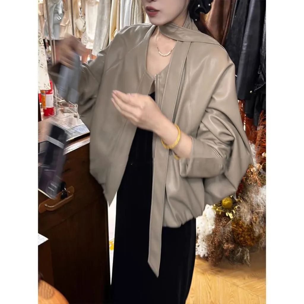 Damska krótka skórzana kurtka w stylu koreańskim, luźny krój z ozdobnymi wstążkami, nowa jesienna niszowa moda, odzież wierzchnia.