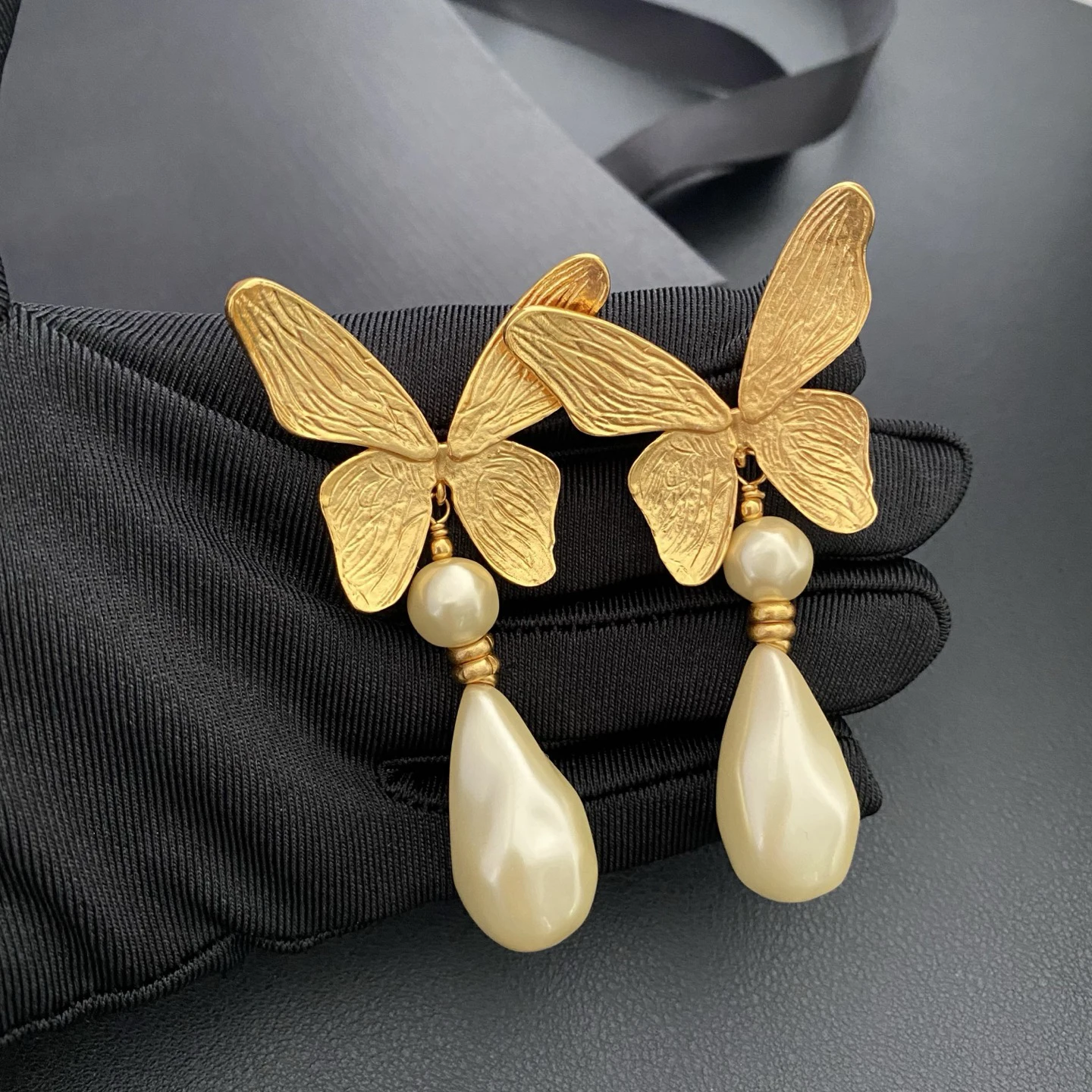 

Vintage Europe Butterfly Retro Pearl Earrings Ear Clip Woman Elegant Jewelry Gift