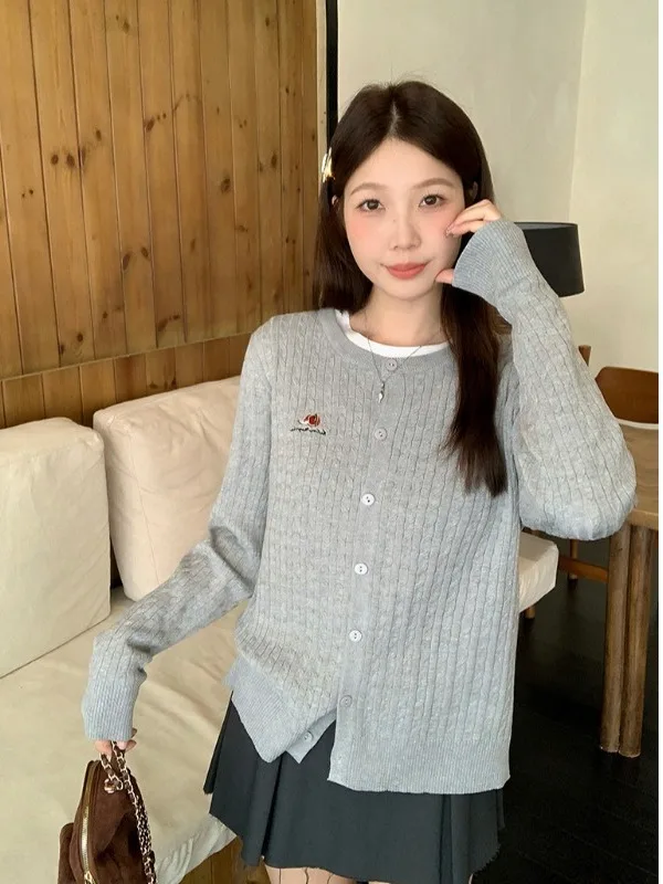 

Женский мягкий вязаный свитер-кардиган больших размеров с вышивкой, тонкий, осенний, новый, в корейском стиле, свободного кроя, с высокой талией, на пуговицах