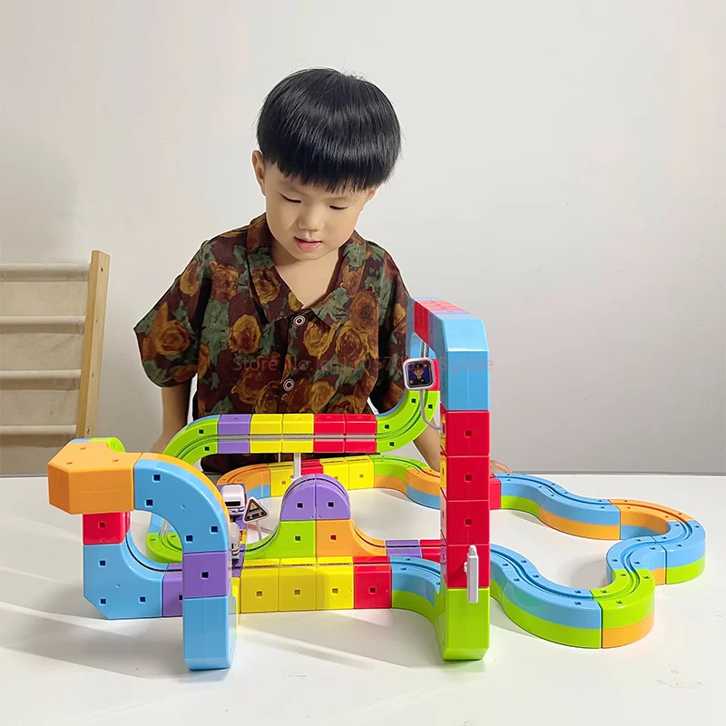 Disponibile Set di binari magnetici elettrici con veicoli antigravità - Giocattoli da costruzione con stelo in oltre 100 pezzi, giocattoli regalo ferroviari creativi fai da te