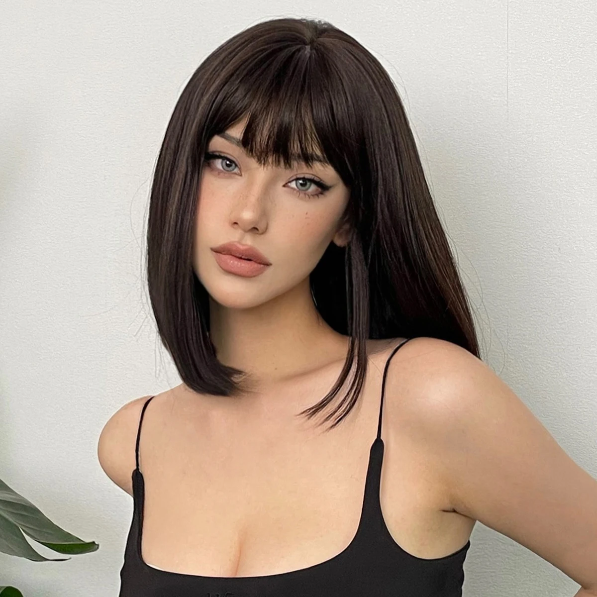 Kurze schwarzbraune synthetische Naturhaar-Perücken für Frauen, Bob, gerade Perücke mit Pony, hohe Temperatur, tägliche Cosplay-Party-Perücken