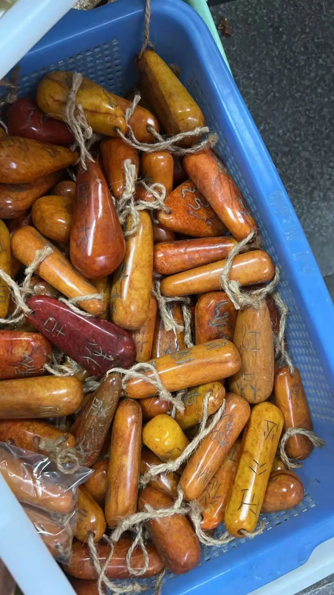 

Экономичный вариант: резная древняя надпись на оранжево-красной состаренной кожаной подложке, с эффектом выветшения, антикварный нефрит, кусок высокогорного нефрита Цинхай.