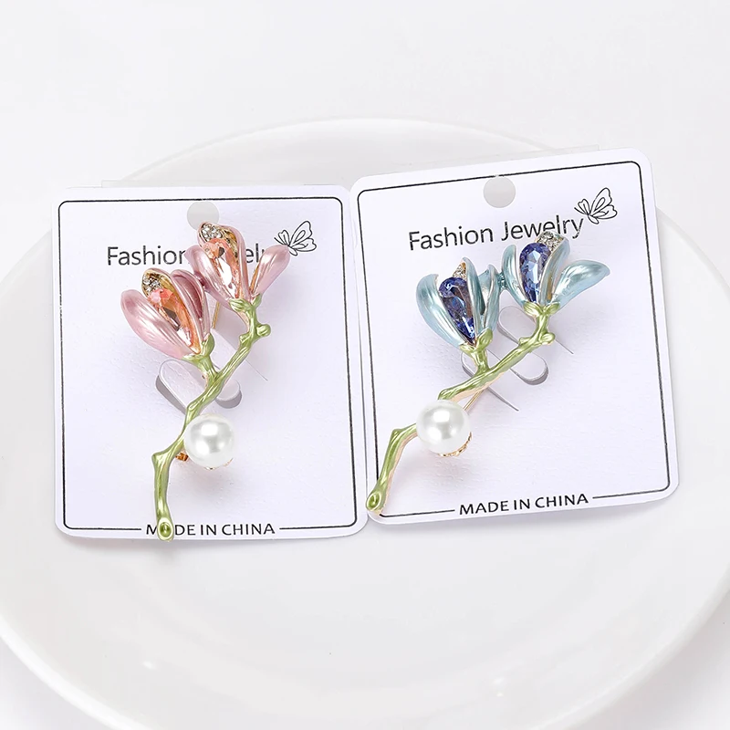 Cute Pearl Rhinestone Inlaid Magnolia Flower Pins Brooch Trendy Metal Alloy Enamel Lapel Pin Suit Clothing Accessory Ornament Gi